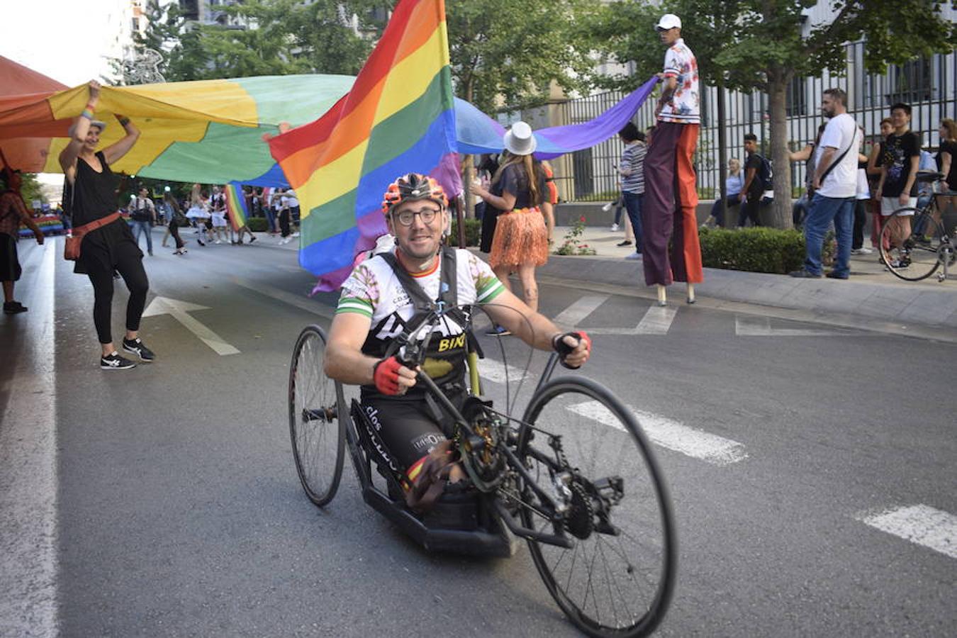 La demora en el corte del tráfico retrasa la celebración, pero más de mil personas recorren las calles para celebrar los derechos LGTBI