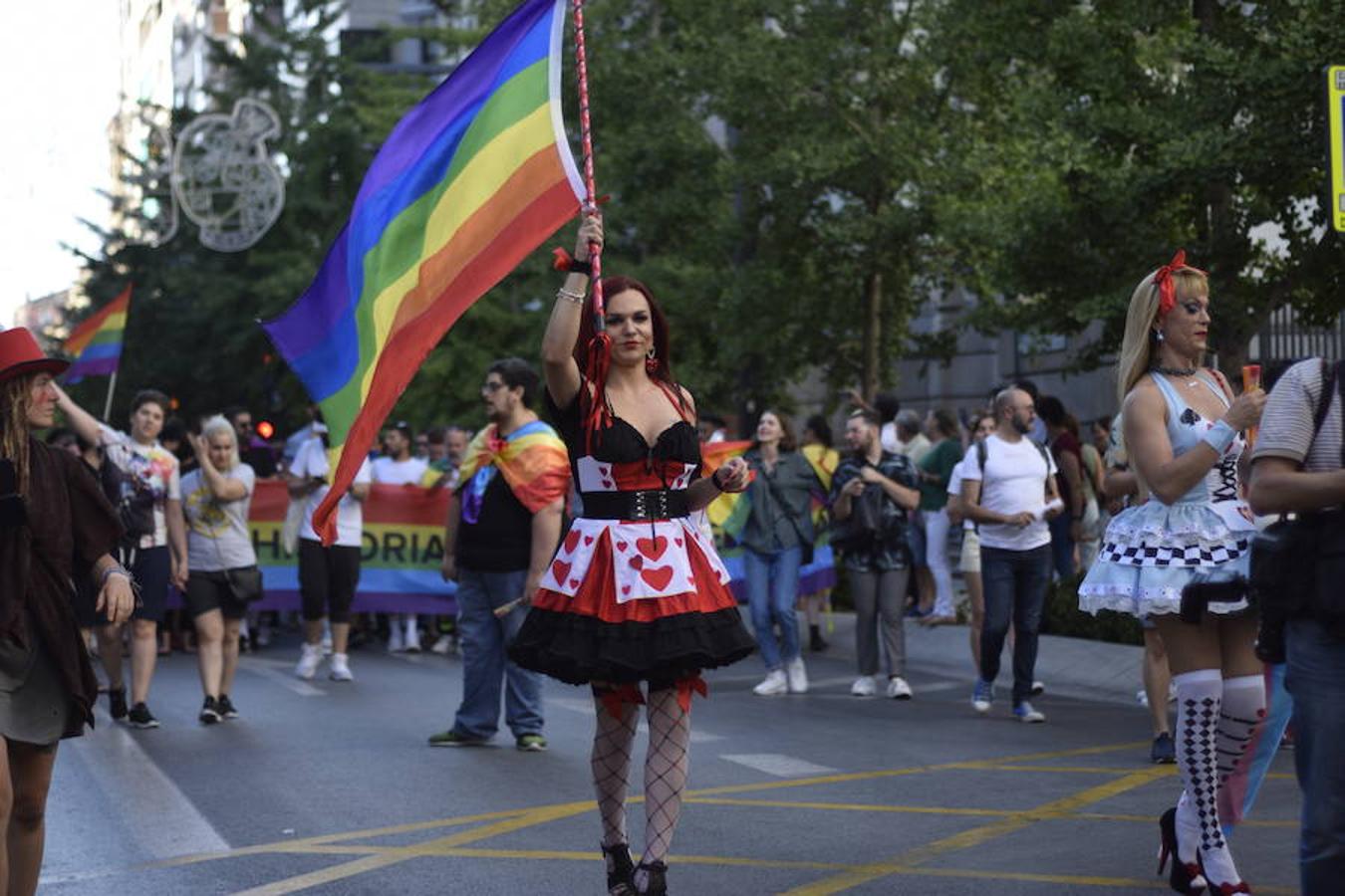 La demora en el corte del tráfico retrasa la celebración, pero más de mil personas recorren las calles para celebrar los derechos LGTBI