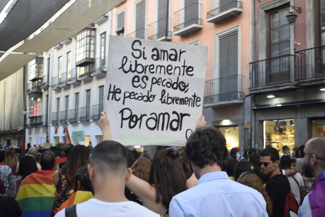 La demora en el corte del tráfico retrasa la celebración, pero más de mil personas recorren las calles para celebrar los derechos LGTBI