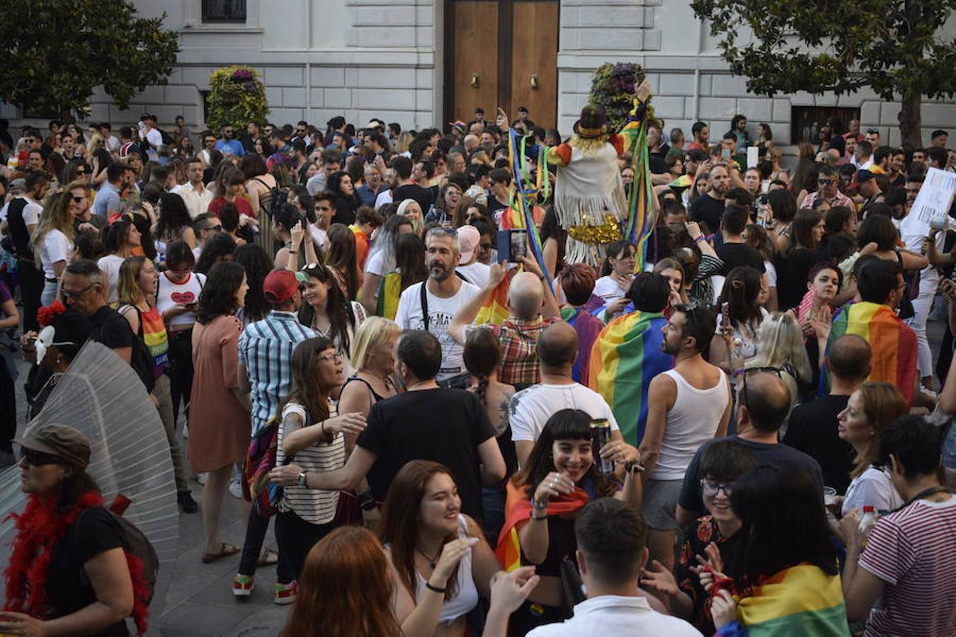 La demora en el corte del tráfico retrasa la celebración, pero más de mil personas recorren las calles para celebrar los derechos LGTBI