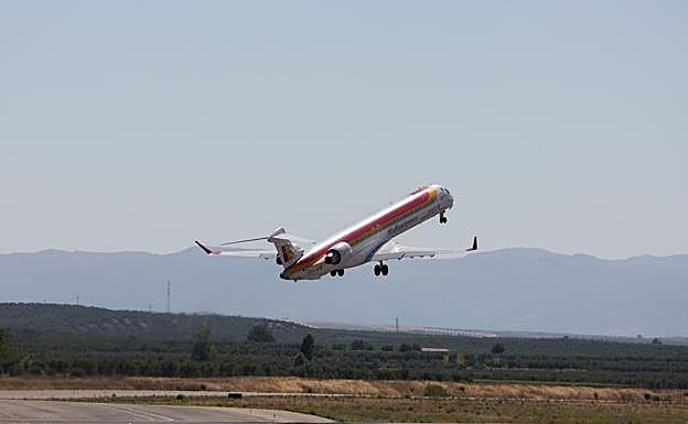 Un avión de Air Nostrum, filial de Iberia, despega del Aeropuerto Federico García Lorca.