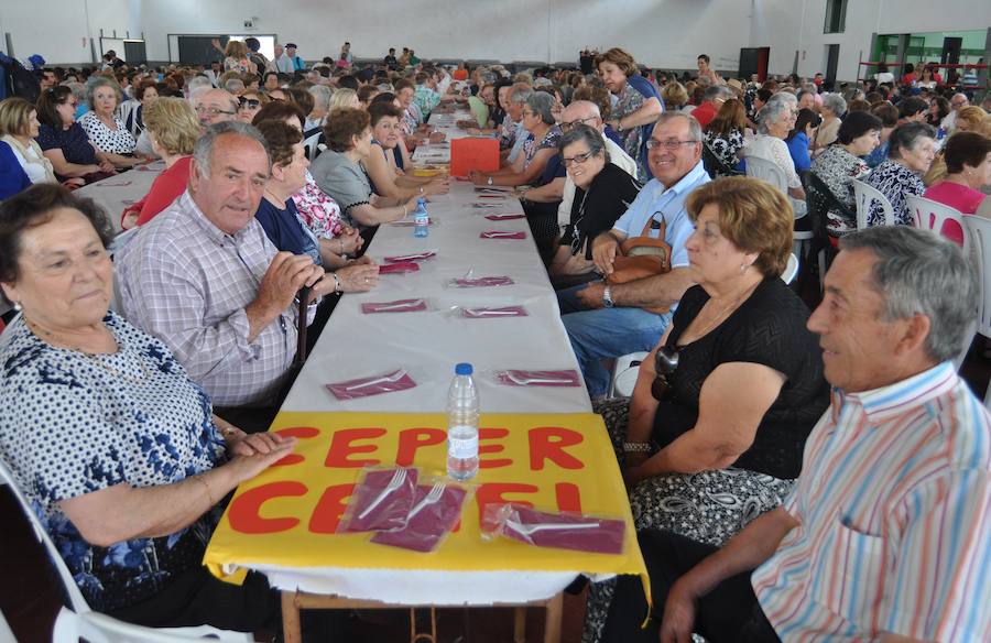 750 personas de centros de adultos conviven con emigrantes de 34 países en un encuentro de intercambio intercultural e intergeneracional celebrado en Albuñol