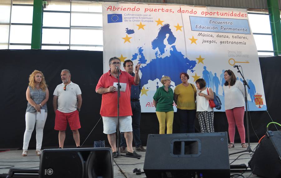 750 personas de centros de adultos conviven con emigrantes de 34 países en un encuentro de intercambio intercultural e intergeneracional celebrado en Albuñol
