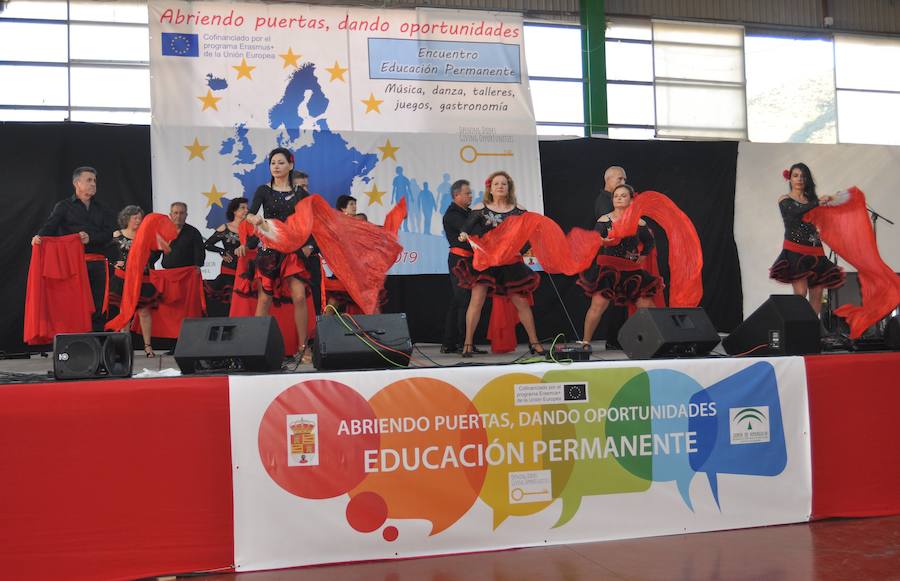 750 personas de centros de adultos conviven con emigrantes de 34 países en un encuentro de intercambio intercultural e intergeneracional celebrado en Albuñol