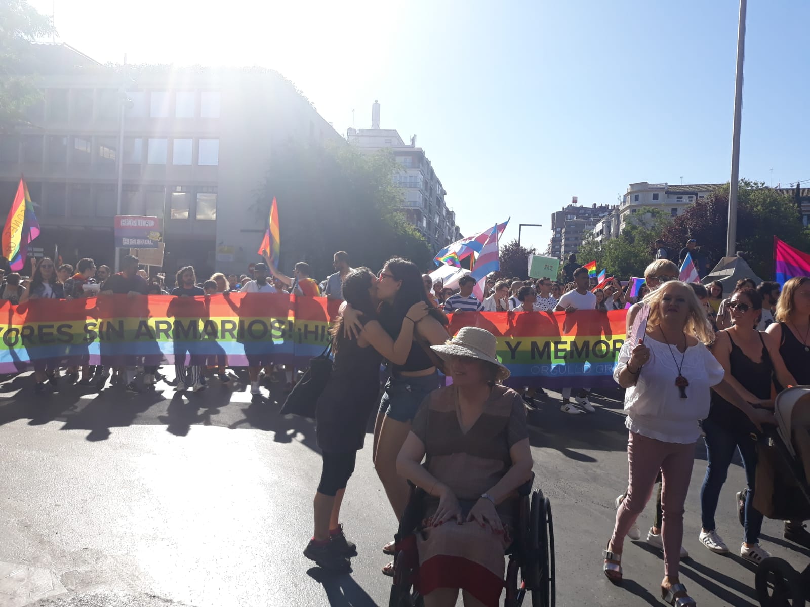 La demora en el corte del tráfico retrasa la celebración, pero más de mil personas recorren las calles para celebrar los derechos LGTBI