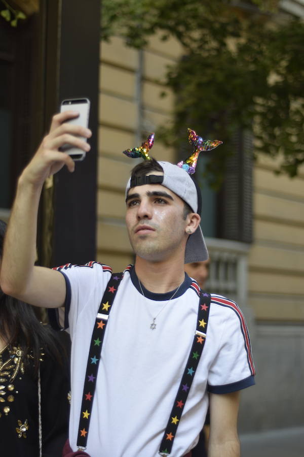 La demora en el corte del tráfico retrasa la celebración, pero más de mil personas recorren las calles para celebrar los derechos LGTBI