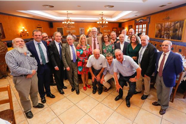 Homenajeado, familiares y amigos, durante la velada.