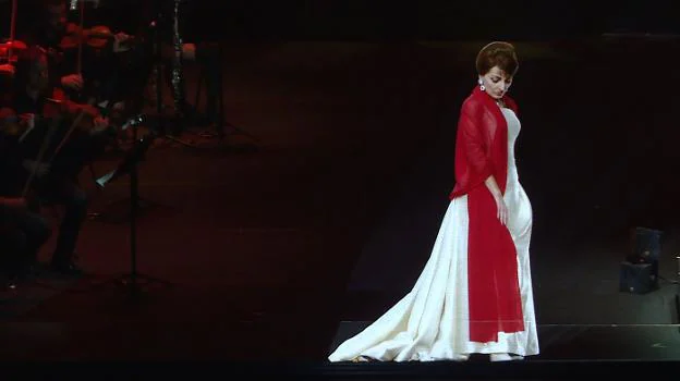 Recreación digital de 'La Divina' en uno de los conciertos de su gira, que la llevará a Barcelona en noviembre con una orquesta real. 