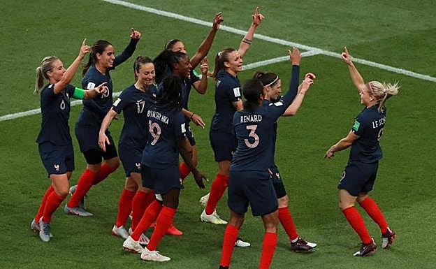 Le Sommer (d), celebra junto a sus compañeras uno de los tantos anotados ante Corea del Sur.