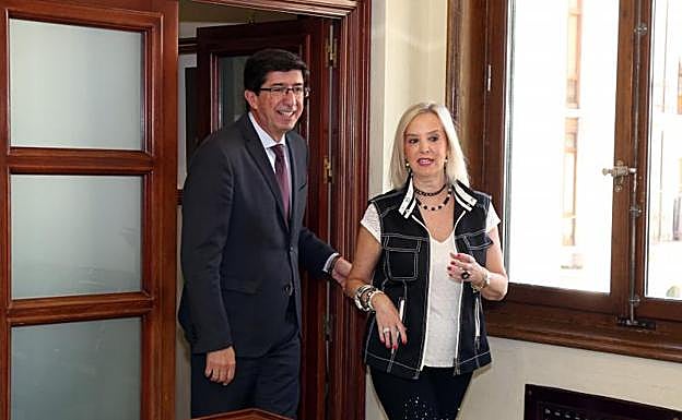 El vicepresidente de la Junta de Andalucía y consejero de Turismo, Regeneración, Justicia y Administración Local, Juan Marín (i), junto a la fiscal superior, Ana Tárrago, ayer en Granada
