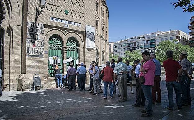 Colas ayer ante las taquillas de la plaza de toros.