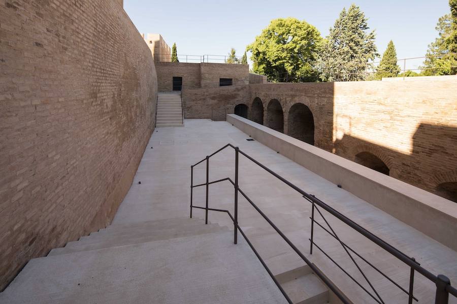 Las Torres Bermejas, también conocidas como el Castillo del Mauror, han formado parte de la historia de Granada y de la Alhambra. Su principal función, para lo que fue concebida, fue para la vigilancia de la ciudad. Una función que, posteriormente, tras la conquista de la ciudad por los Reyes Católicos, se compatibilizó con la militar. También ha tenido uso residencial y como horno cerámico.