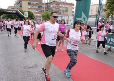Imagen secundaria 1 - Miles de personas han madrugado para correr contra el cáncer de mama. 