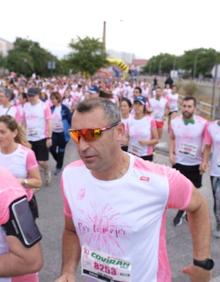 Imagen secundaria 2 - Miles de personas han madrugado para correr contra el cáncer de mama. 
