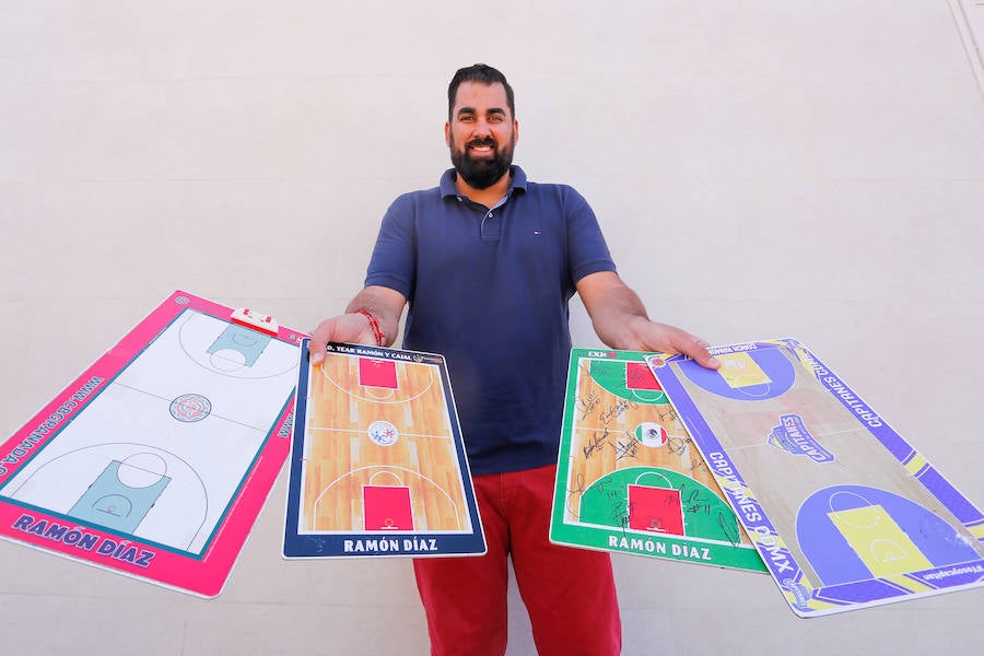 Ramón Díaz muestras las pizarras de CBGranada, 'Raca', México y Capitanes 