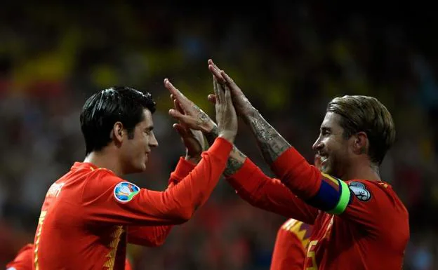 Morata y Sergio Ramos celebran uno de los goles. 
