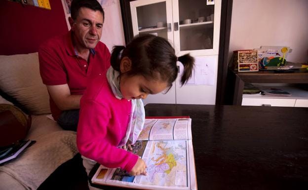 Claudia, de dos años y medio, es capaz de ubicar su ciudad en los mapas y leer pentagramas.