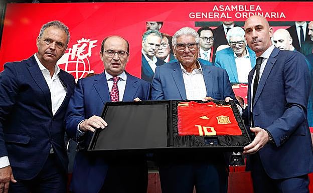 La Federación impulsará una Europa League en Sevilla como homenaje a Reyes y ve la Supercopa en Oriente Medio
