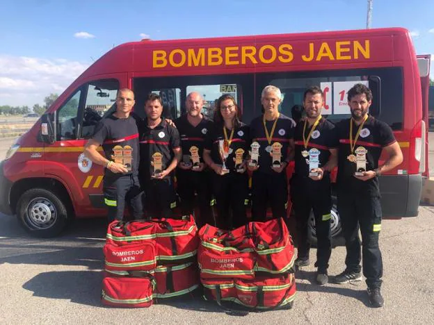 El equipo jienense posa con los trofeos obtenidos en Alcañiz. 