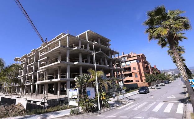 Promoción de viviendas en construcción en Playa Granada, el pasado mes de marzo. 