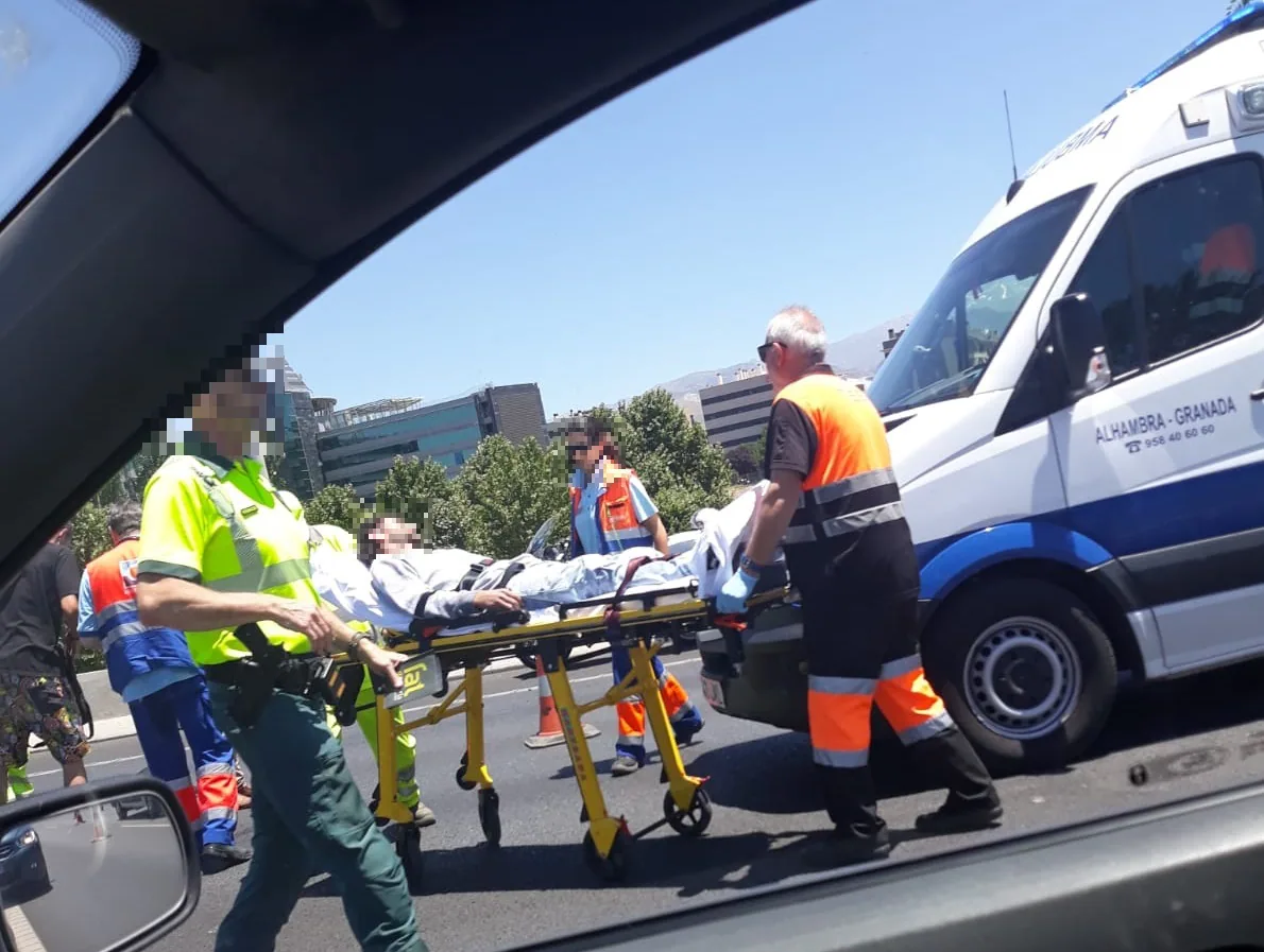 Accidente doble en Granada: dos personas heridas y la Circunvalación, colapsada