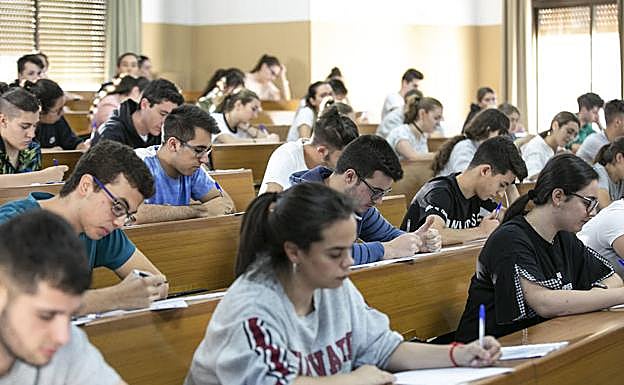 Jóvenes realizan las pruebas de Selectividad