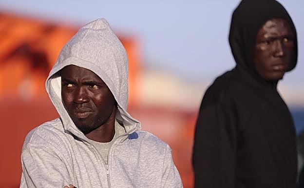 Cinco varones evacuados en helicóptero y 44 trasladados en una patera al puerto de Motril