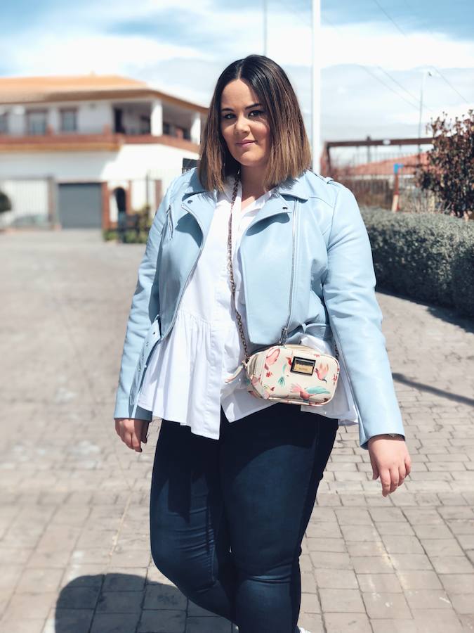 Esta granadina es el rostro detrás de 'En mi bolso caben curvas', un perfil que sirve como referencia de moda, dietas y estilo de vida a sus más de 14.000 seguidores