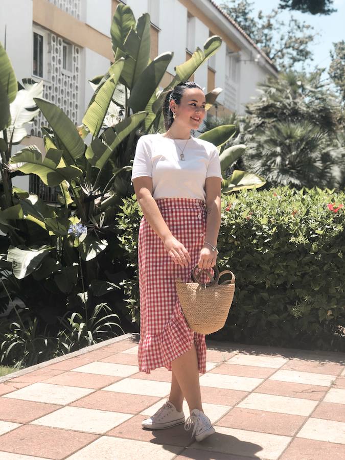 Esta granadina es el rostro detrás de 'En mi bolso caben curvas', un perfil que sirve como referencia de moda, dietas y estilo de vida a sus más de 14.000 seguidores