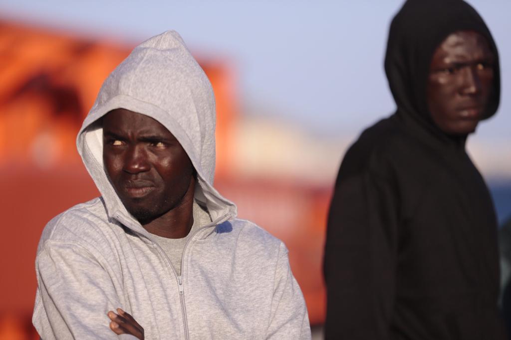 Otros cinco inmigrantes han sido evacuados en helicóptero a Almería