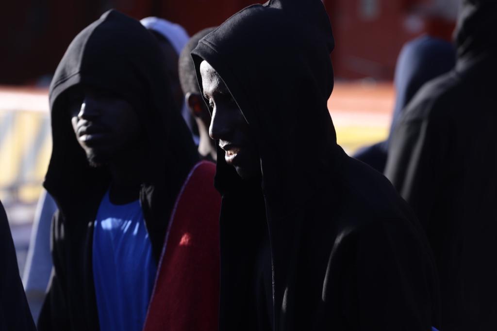 Otros cinco inmigrantes han sido evacuados en helicóptero a Almería