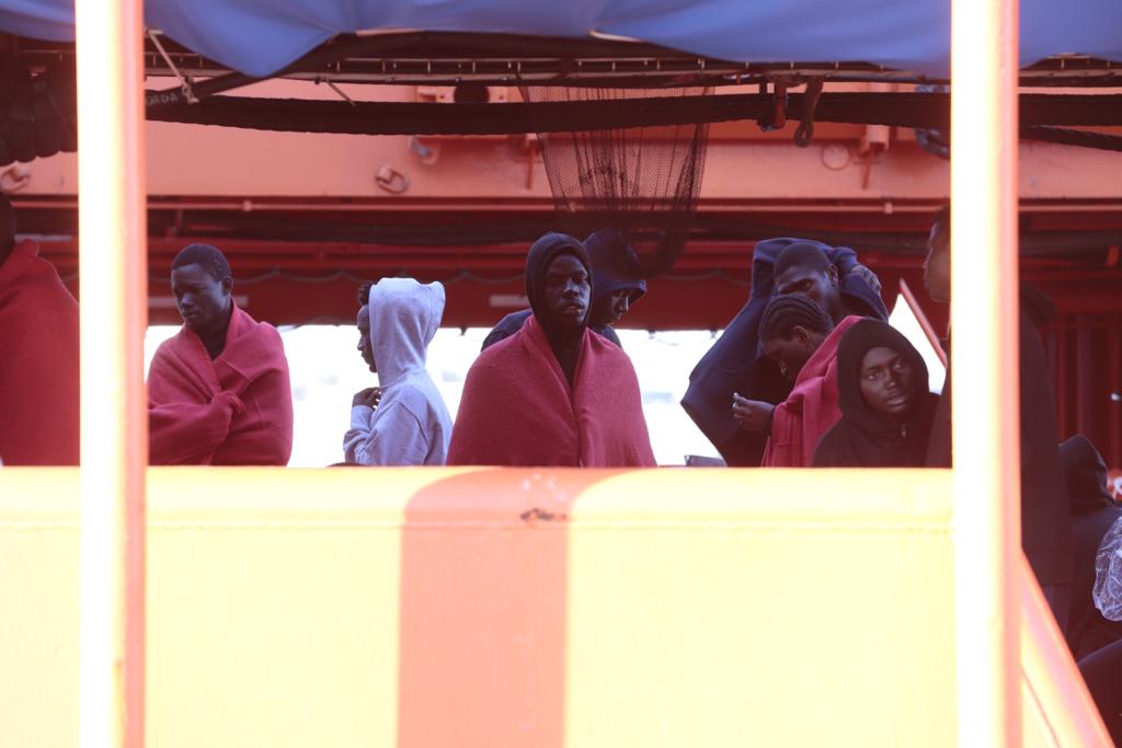 Otros cinco inmigrantes han sido evacuados en helicóptero a Almería