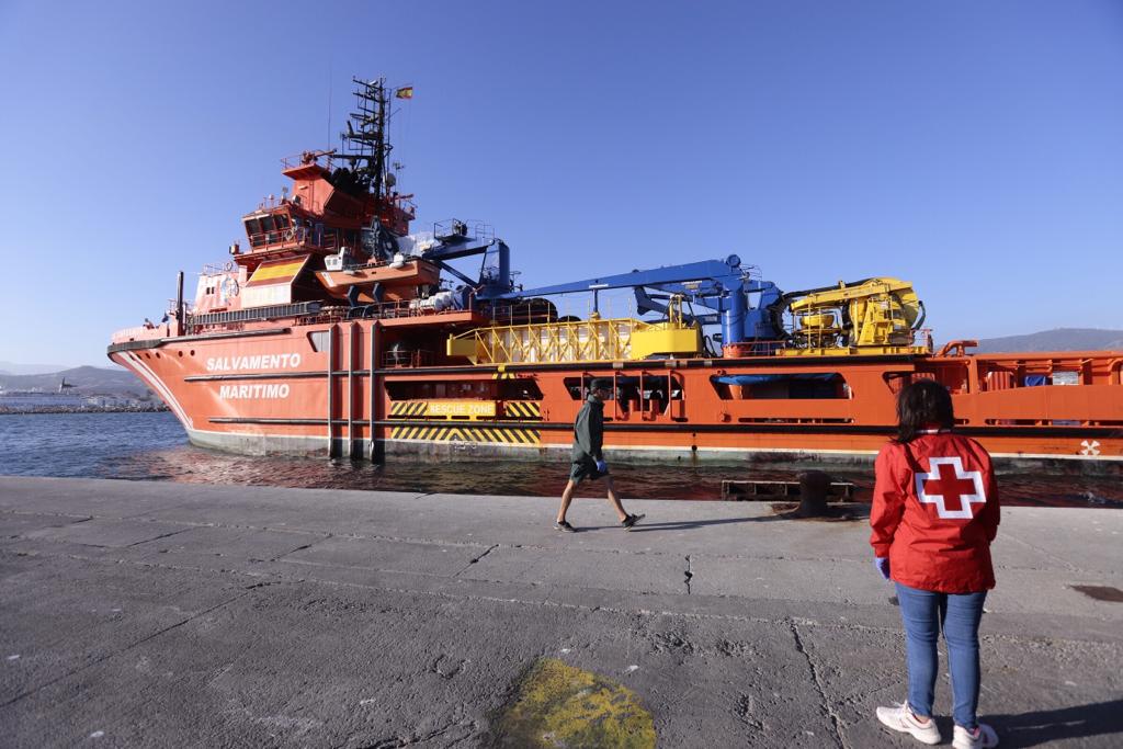 Otros cinco inmigrantes han sido evacuados en helicóptero a Almería