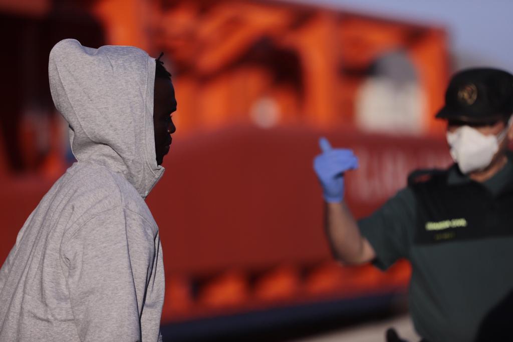 Otros cinco inmigrantes han sido evacuados en helicóptero a Almería