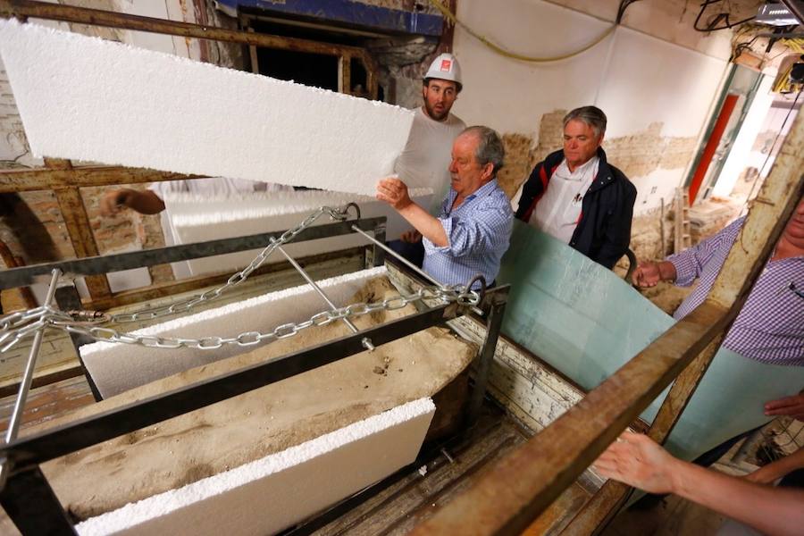 El sarcófago encontrado en las obras se traslada al Museo Arqueológico para proceder a su apertura y su estudio.