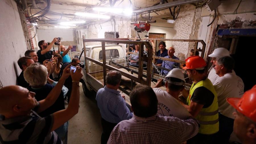 El sarcófago encontrado en las obras se traslada al Museo Arqueológico para proceder a su apertura y su estudio.