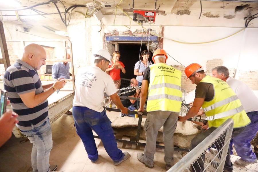 El sarcófago encontrado en las obras se traslada al Museo Arqueológico para proceder a su apertura y su estudio.
