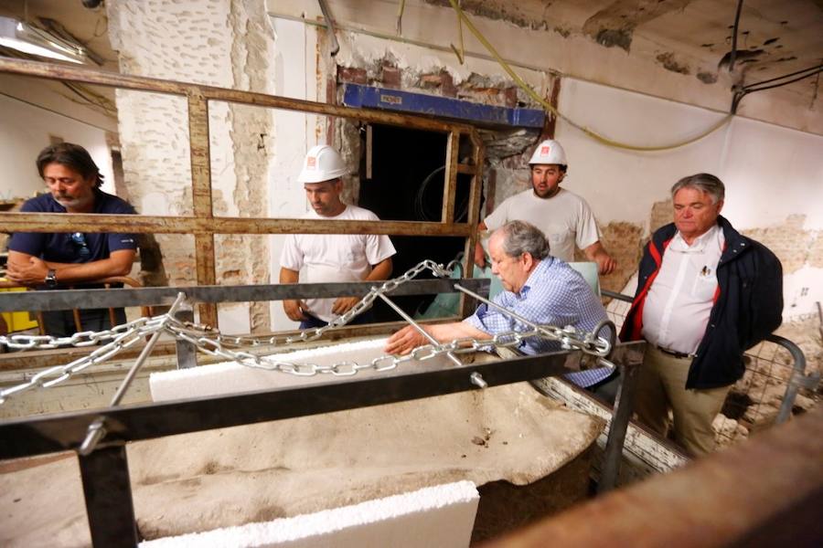 El sarcófago encontrado en las obras se traslada al Museo Arqueológico para proceder a su apertura y su estudio.