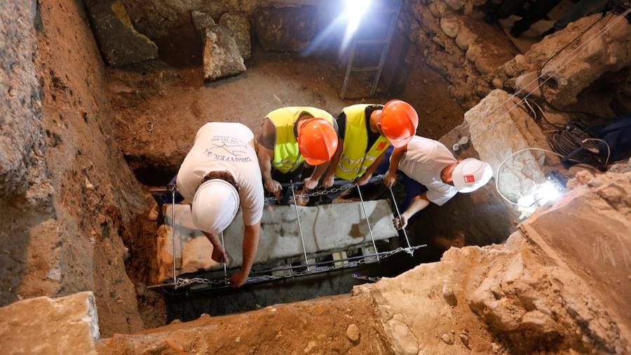 El sarcófago encontrado en las obras se traslada al Museo Arqueológico para proceder a su apertura y su estudio.