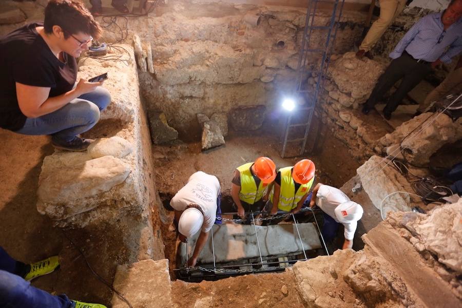 El sarcófago encontrado en las obras se traslada al Museo Arqueológico para proceder a su apertura y su estudio.