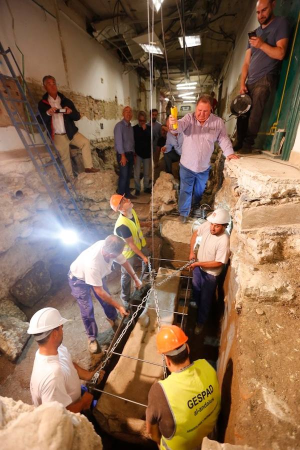 El sarcófago encontrado en las obras se traslada al Museo Arqueológico para proceder a su apertura y su estudio.