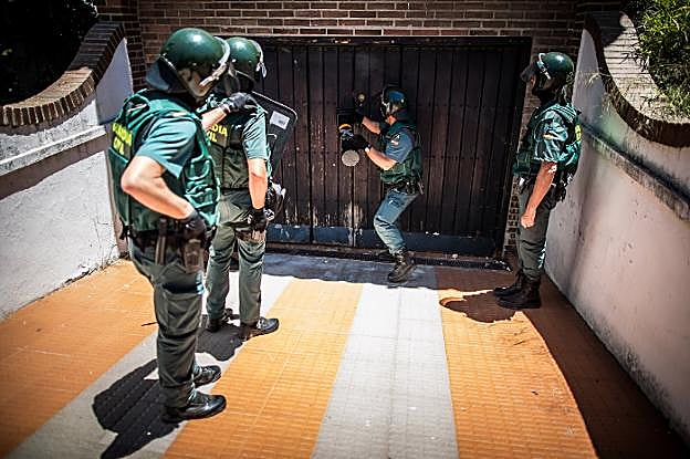 El equipo de Los Linces de la Guardia Civil antes de forzar la entrada a la cochera del chalé de Gójar donde encontraron más de 1.200 plantas de cannabis sativa.