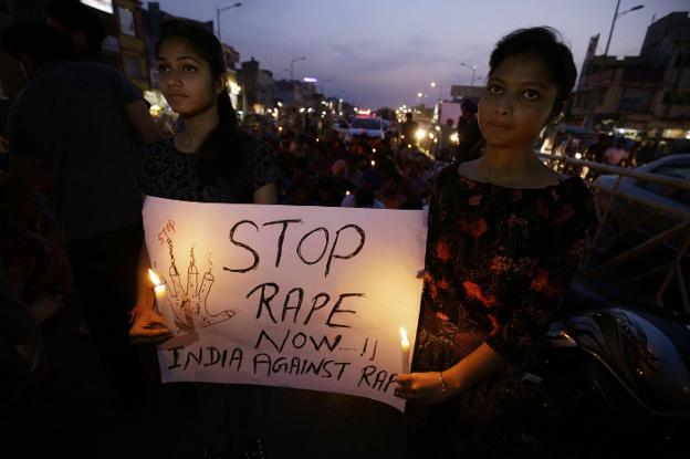 Jóvenes indias piden que se ponga fin a las violaciones en una marcha con velas, en Amritsar, tras el brutal ataque a la niña Asifa.