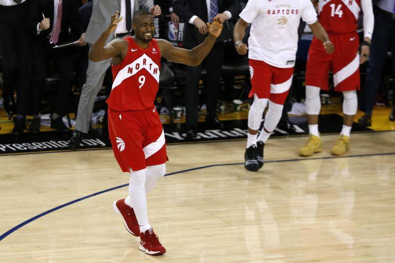 Serge Ibaka festeja el triunfo de los Raptors.