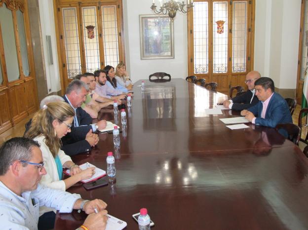 Reunión de Francisco Reyes con los representantes de los aceites Jaén Selección.