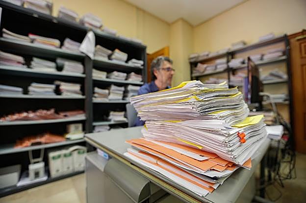Un montón de expedientes de cláusulas abusivas sobre la mesa de un funcionario del Juzgado de Primera Instancia número 9 de la capital.
