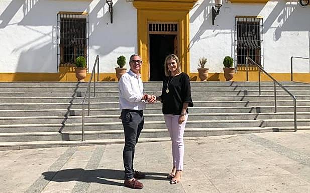 Luis Mariano Camacho y Nieves Rusillo frente al Ayuntamiento. 