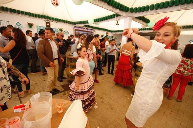 Ambiente festivo en una caseta de la Feria de Granada.