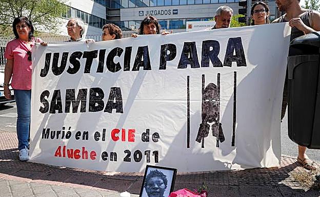 Varias personas protagonizan una concentración a las puertas del Juzgado de lo Penal. 