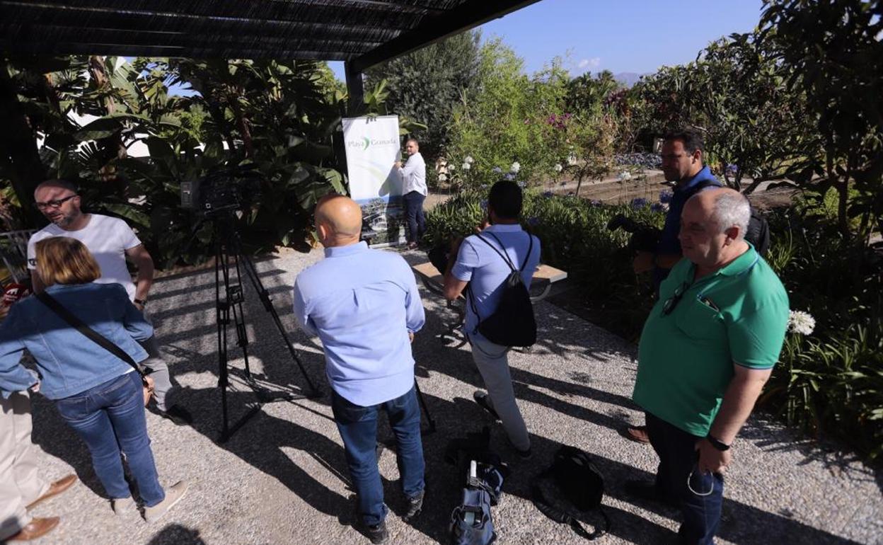 Los medios esperan una rueda de prensa que nunca se ha producido. 